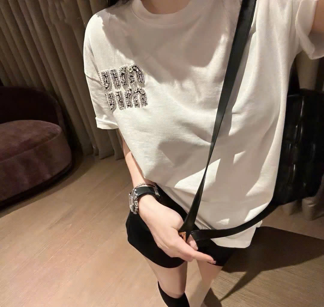 Áo thun trắng nữ đính logo đá Miu Miu 1