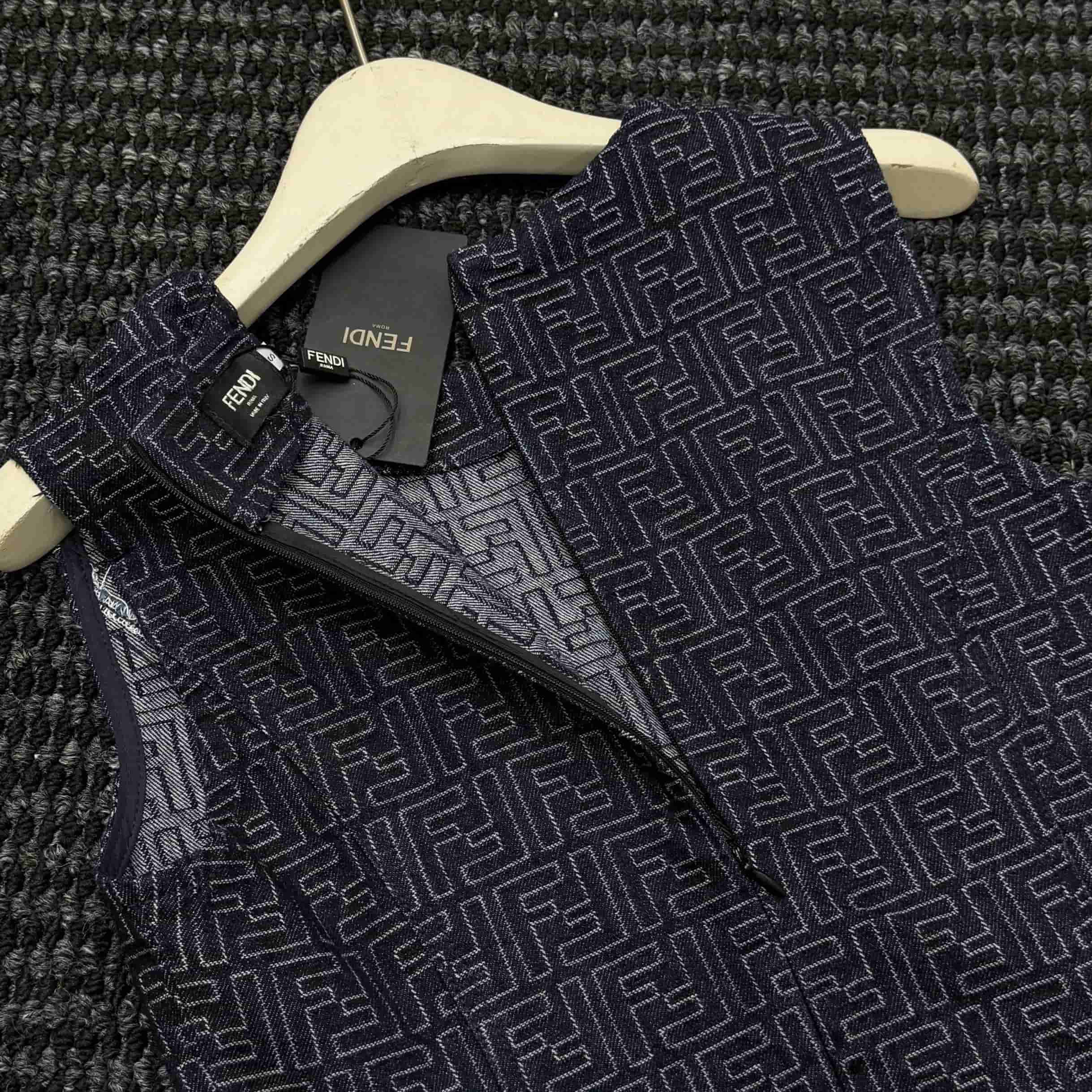 Áo đầm nữ sát nách kèm nắp túi Fendi 7