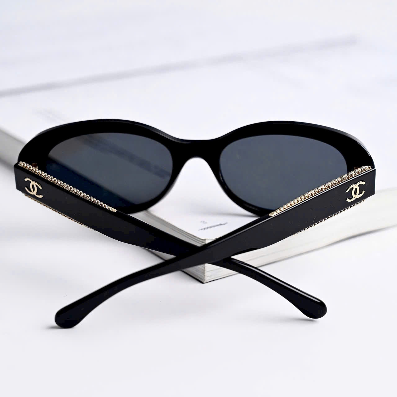 Mắt kính Chanel Oval Sunglasses Acetate Black 5515 9