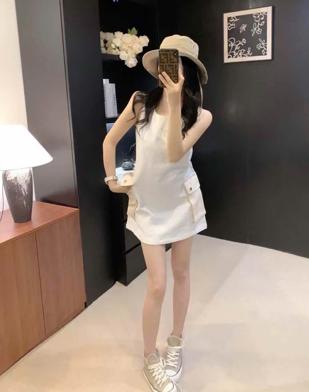 Đầm thời trang sát nách trắng kèm túi kem LV 6