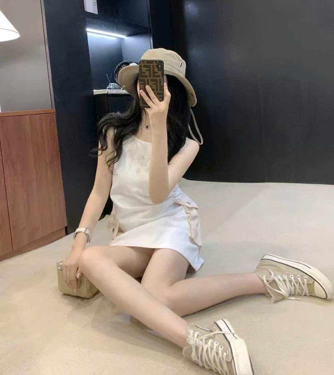 Đầm thời trang sát nách trắng kèm túi kem LV 9