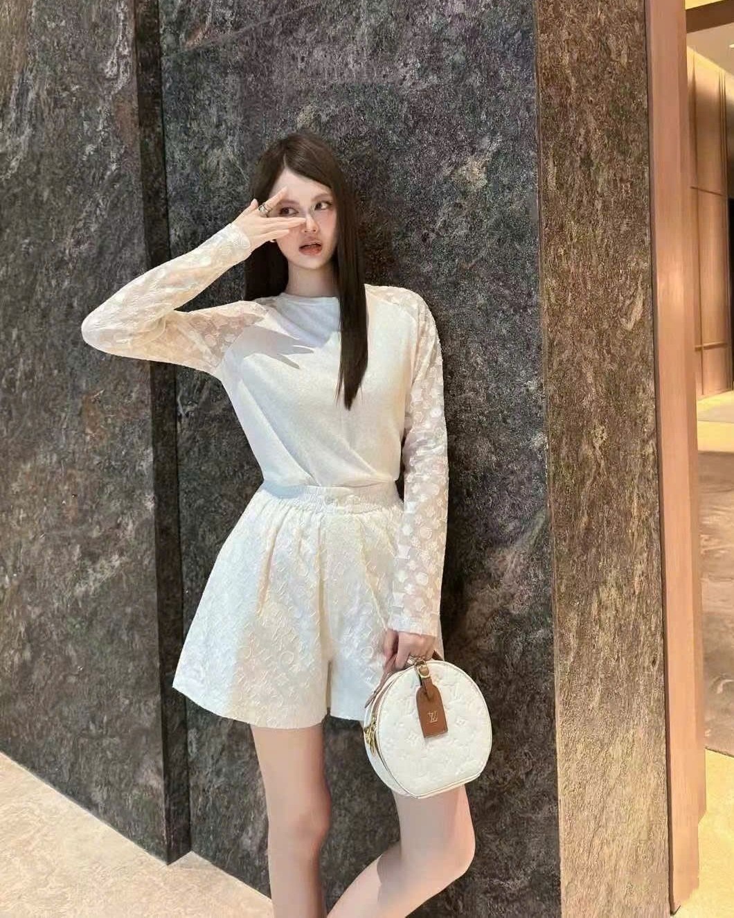 Combo áo quần thun phối ren trắng LV 6