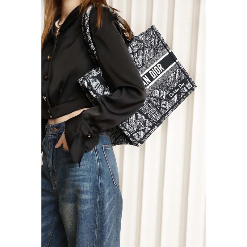 Túi xách Medium Dior Book Tote Black and White Plan de Paris Embroidery 7