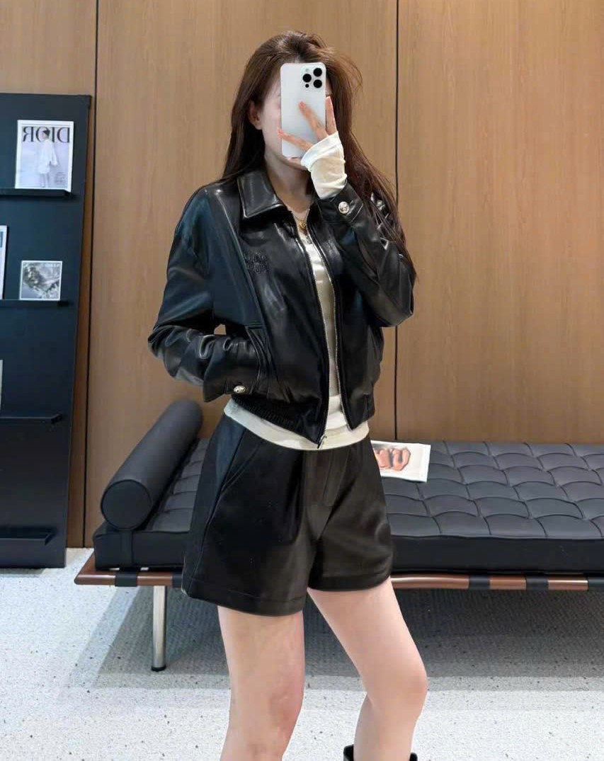 Combo áo khoác da quần ngắn đen Miu Miu 1