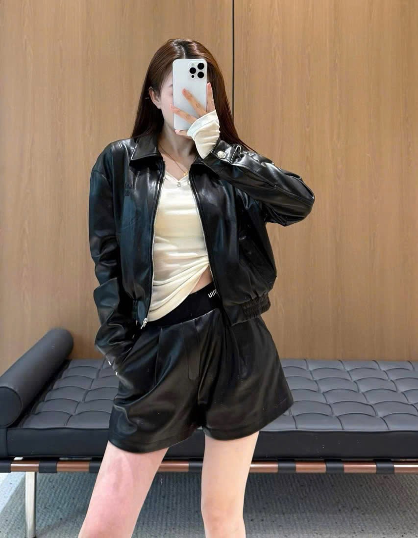 Combo áo khoác da quần ngắn đen Miu Miu 4