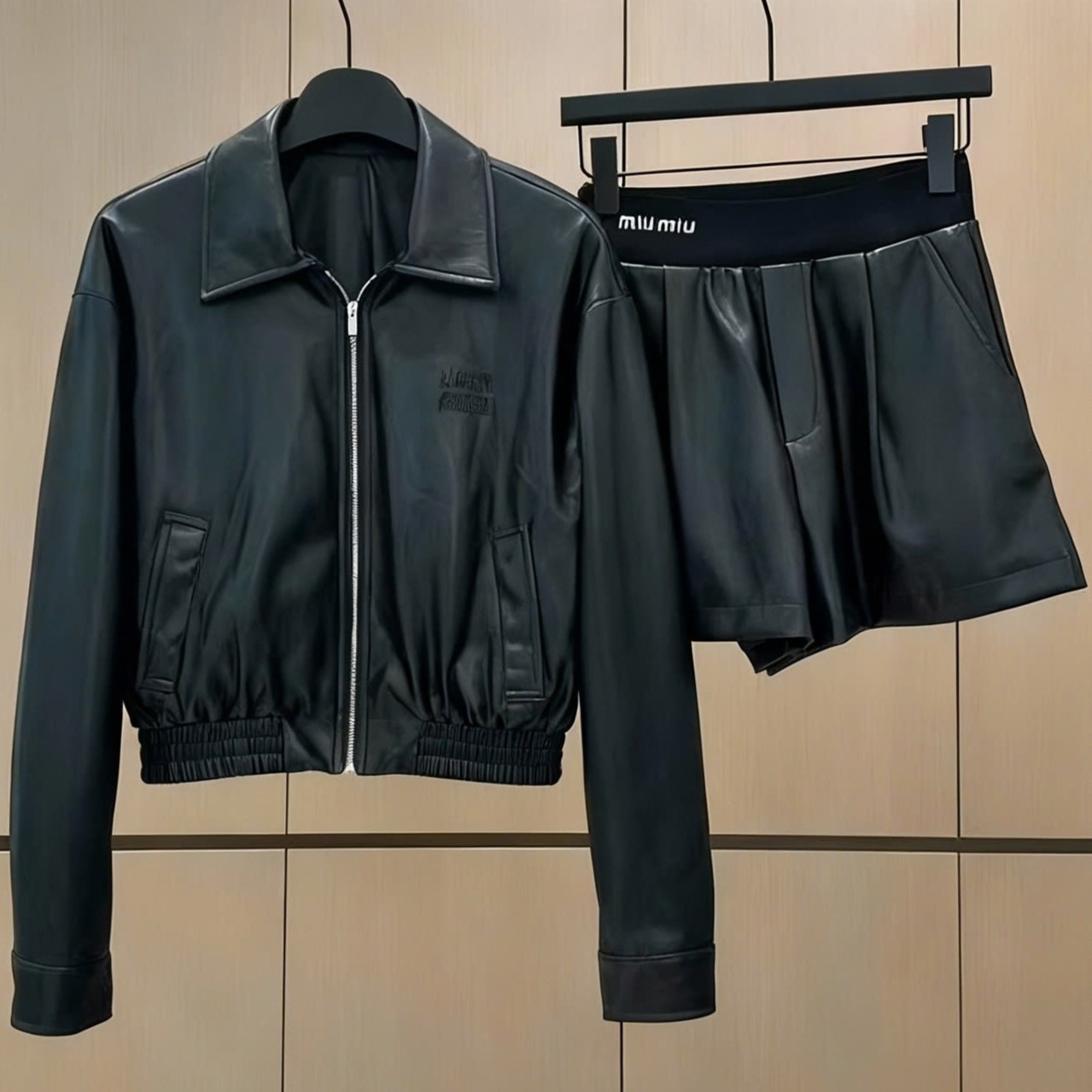 Combo áo khoác da quần ngắn đen Miu Miu 8