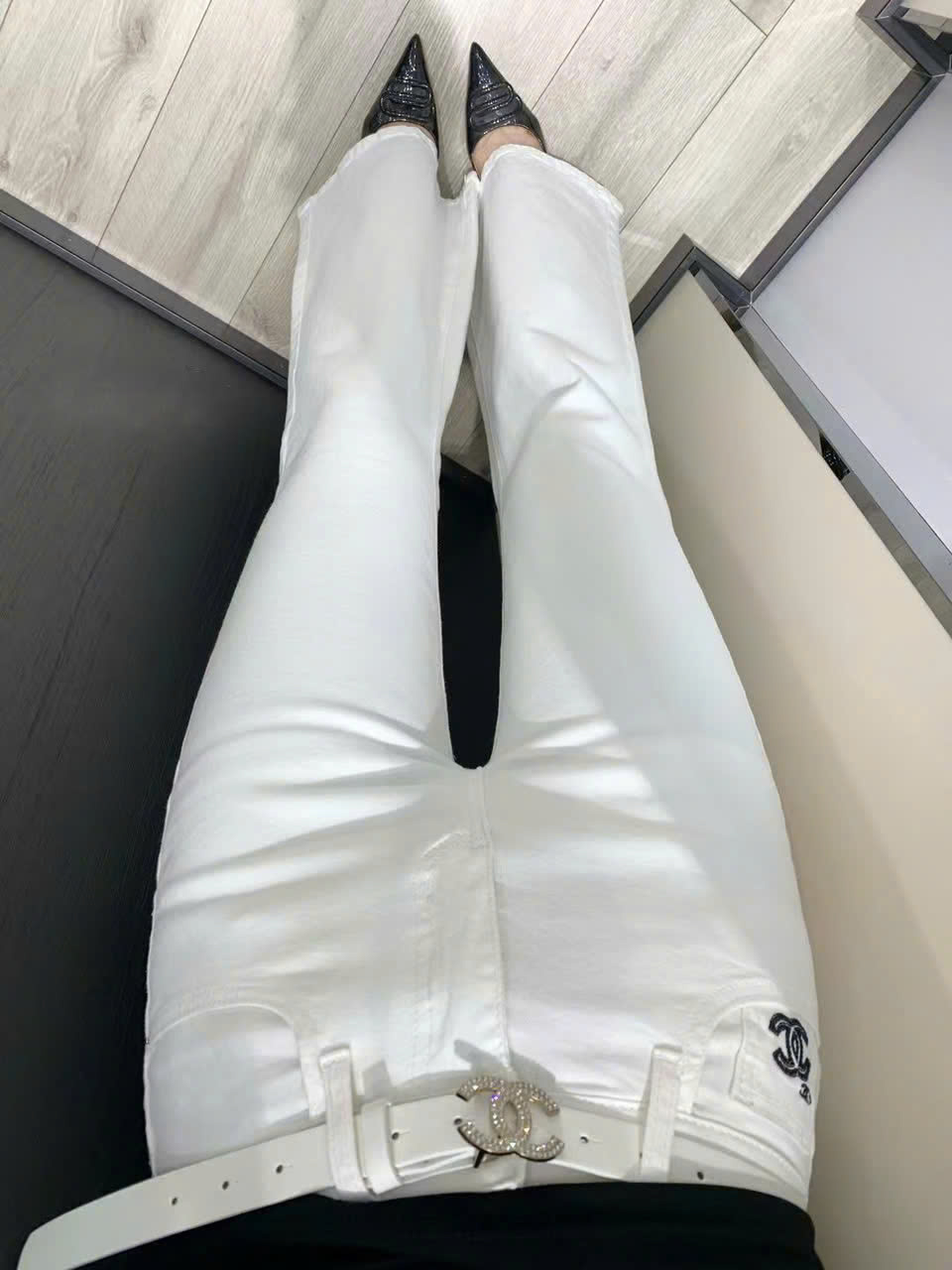 Quần dài nữ ống loe màu trắng Chanel 1