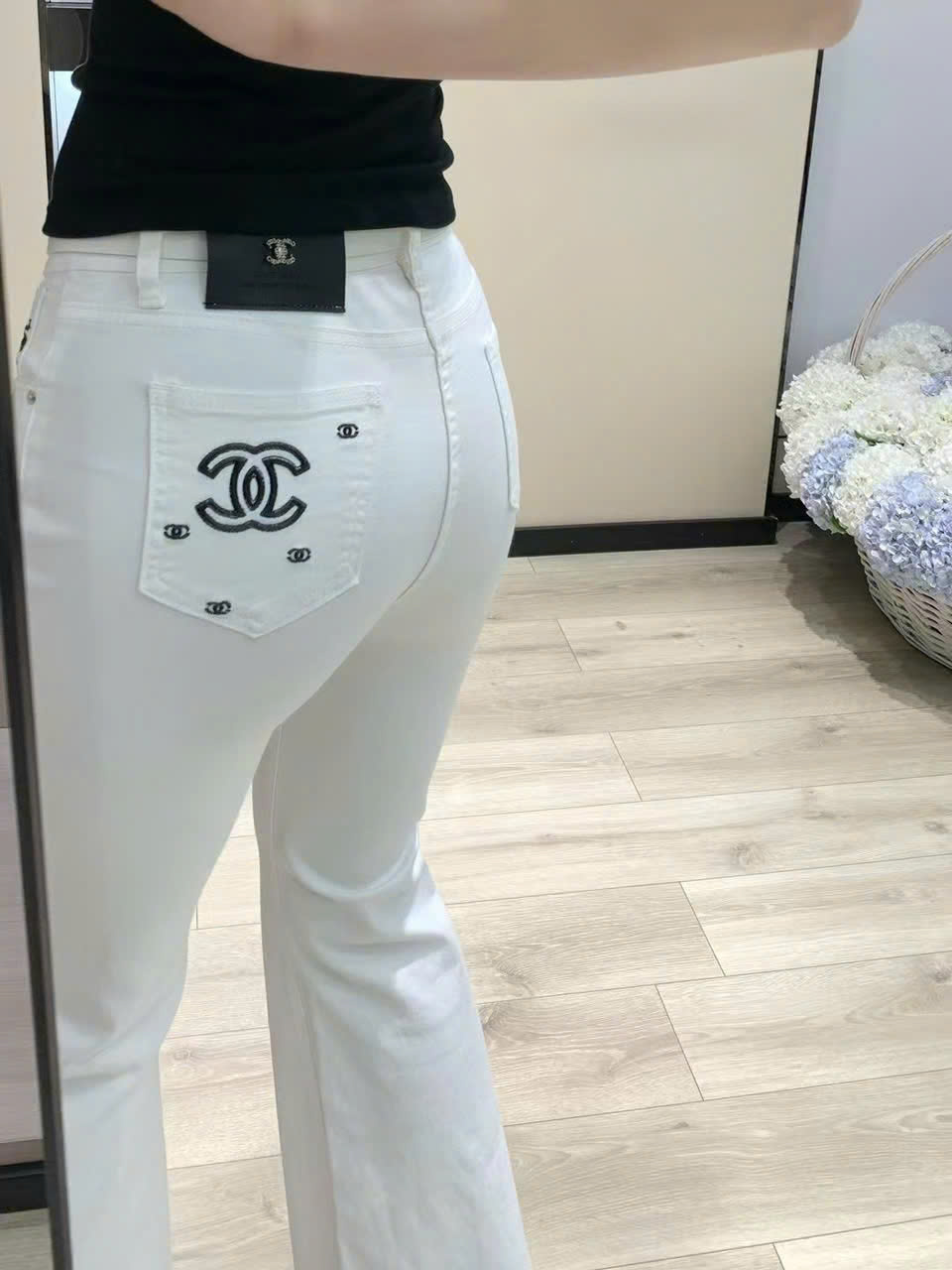 Quần dài nữ ống loe màu trắng Chanel 4