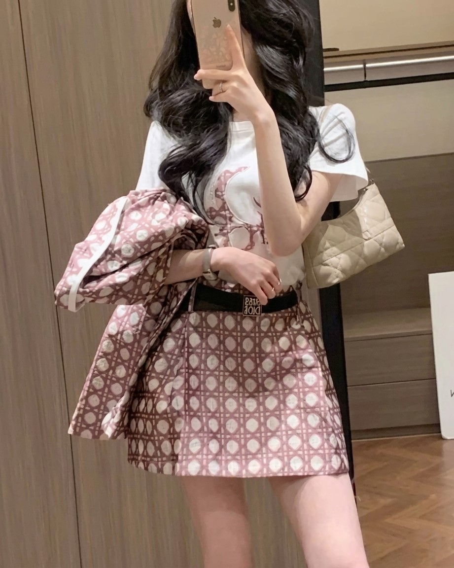 Combo áo thun trắng váy ngắn sọc hồng Dior 1