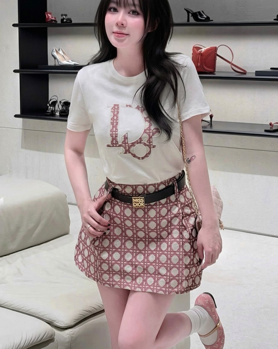 Combo áo thun trắng váy ngắn sọc hồng Dior 4