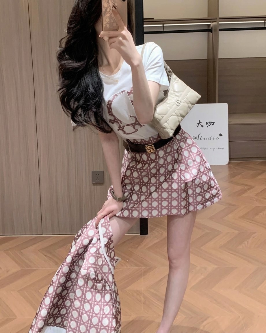 Combo áo thun trắng váy ngắn sọc hồng Dior 2