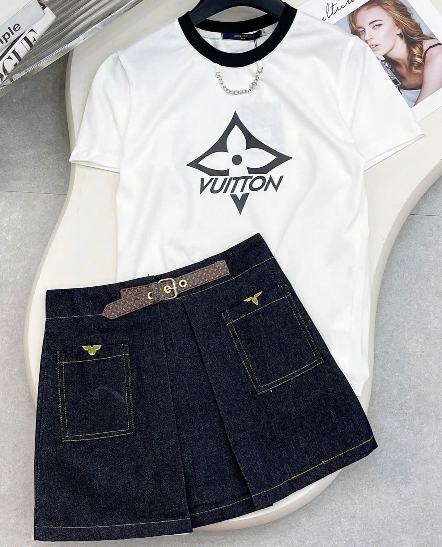 Combo áo thun trắng váy ngắn hoa tiết hãng LV 2