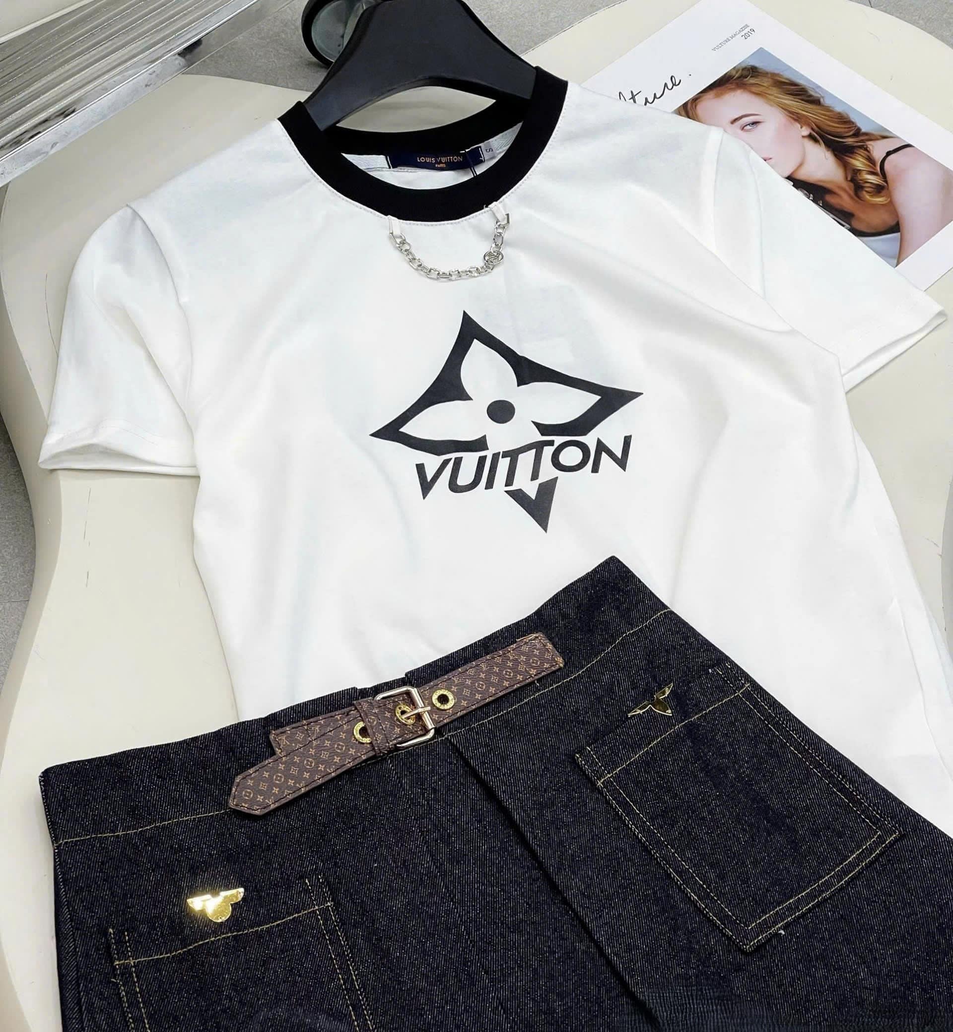 Combo áo thun trắng váy ngắn hoa tiết hãng LV 3