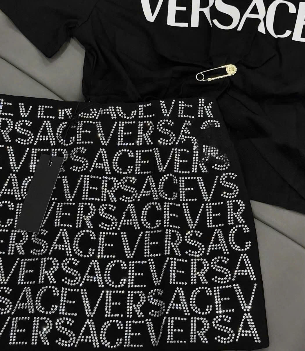 Combo áo thun đen váy ngắn Versace 3