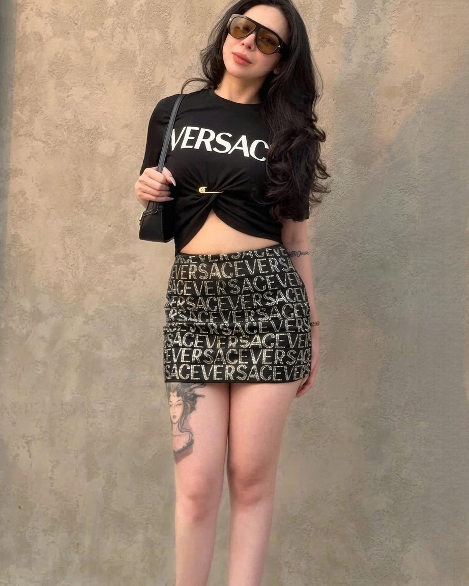 Combo áo thun đen váy ngắn Versace 1