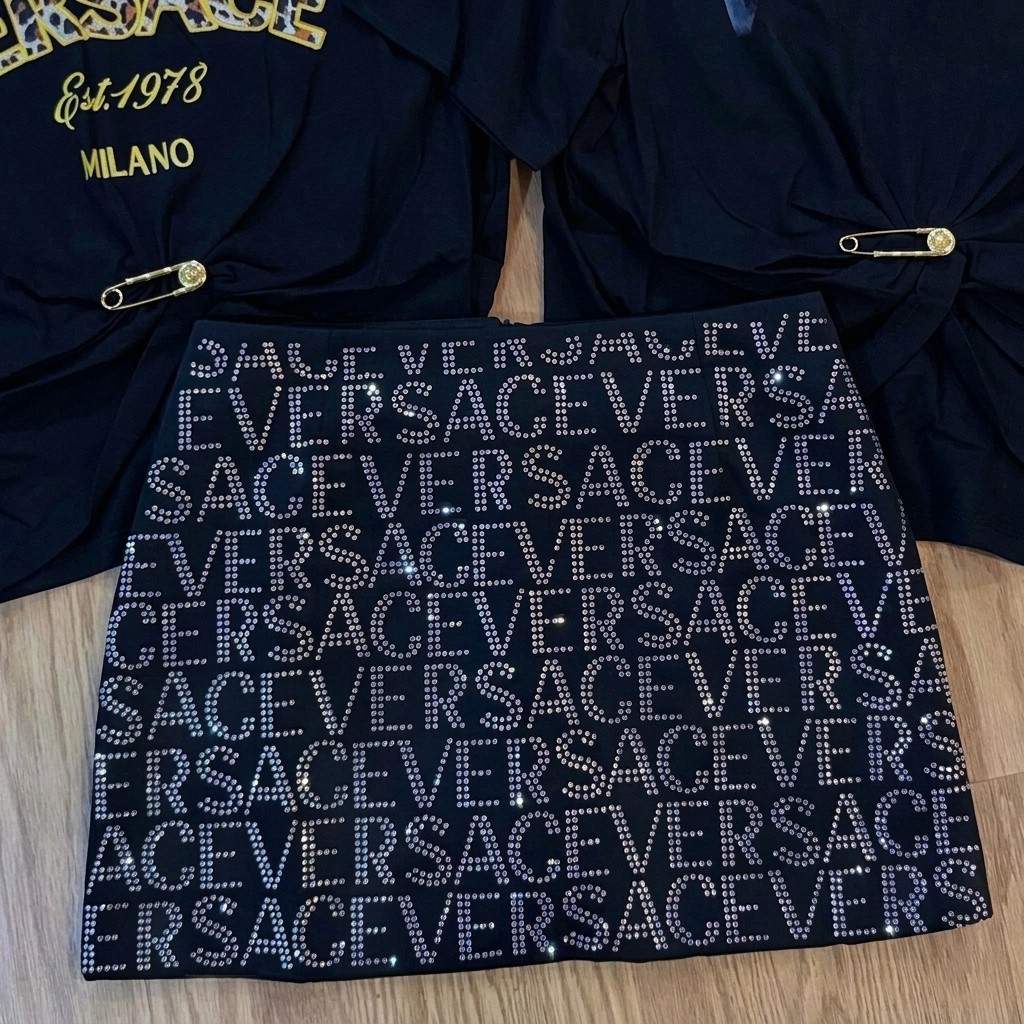 Combo áo thun đen váy ngắn Versace 5