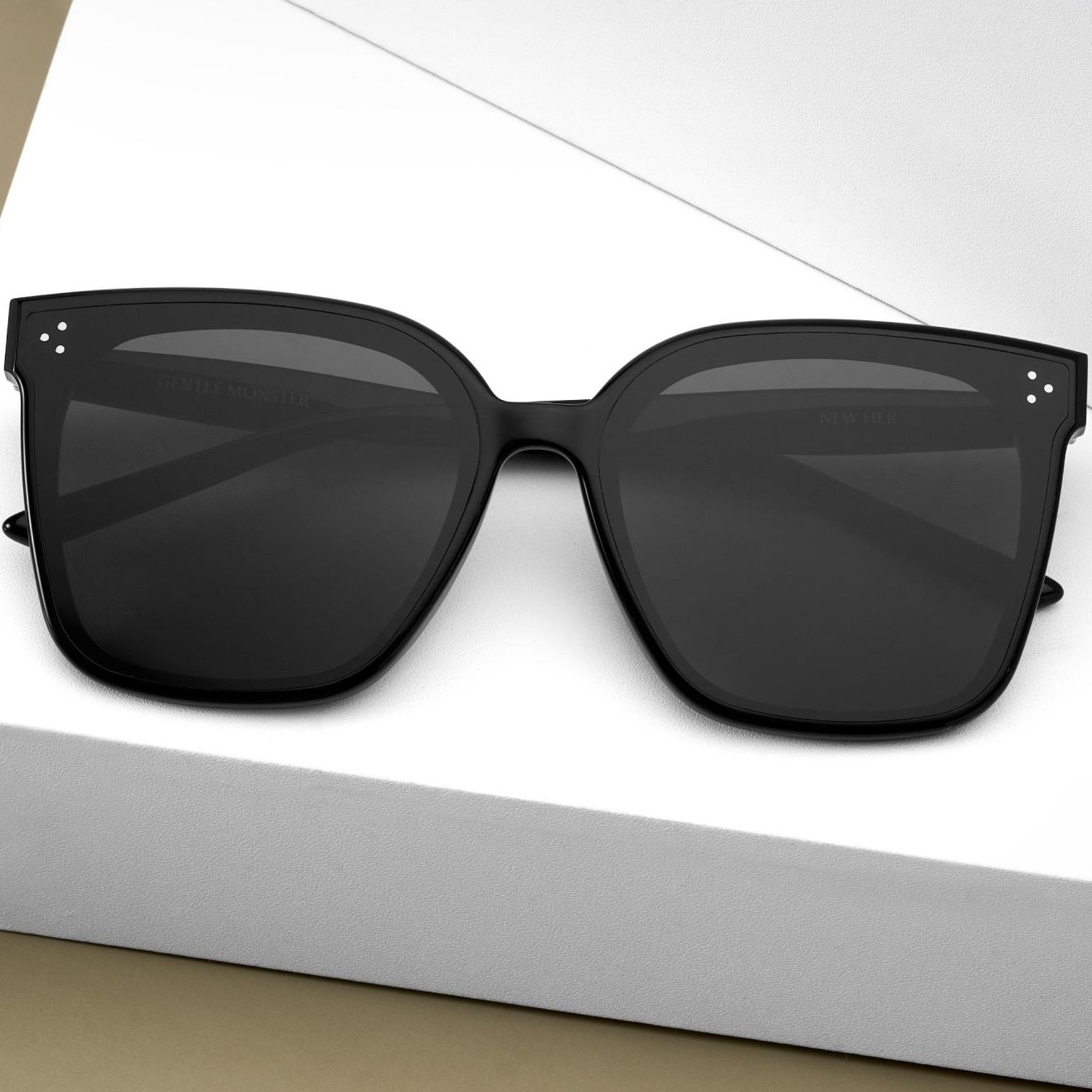 Mắt kính Gentle Monster New Her 01 Classic Square Sunglasses With a Black Acetate Frame 17