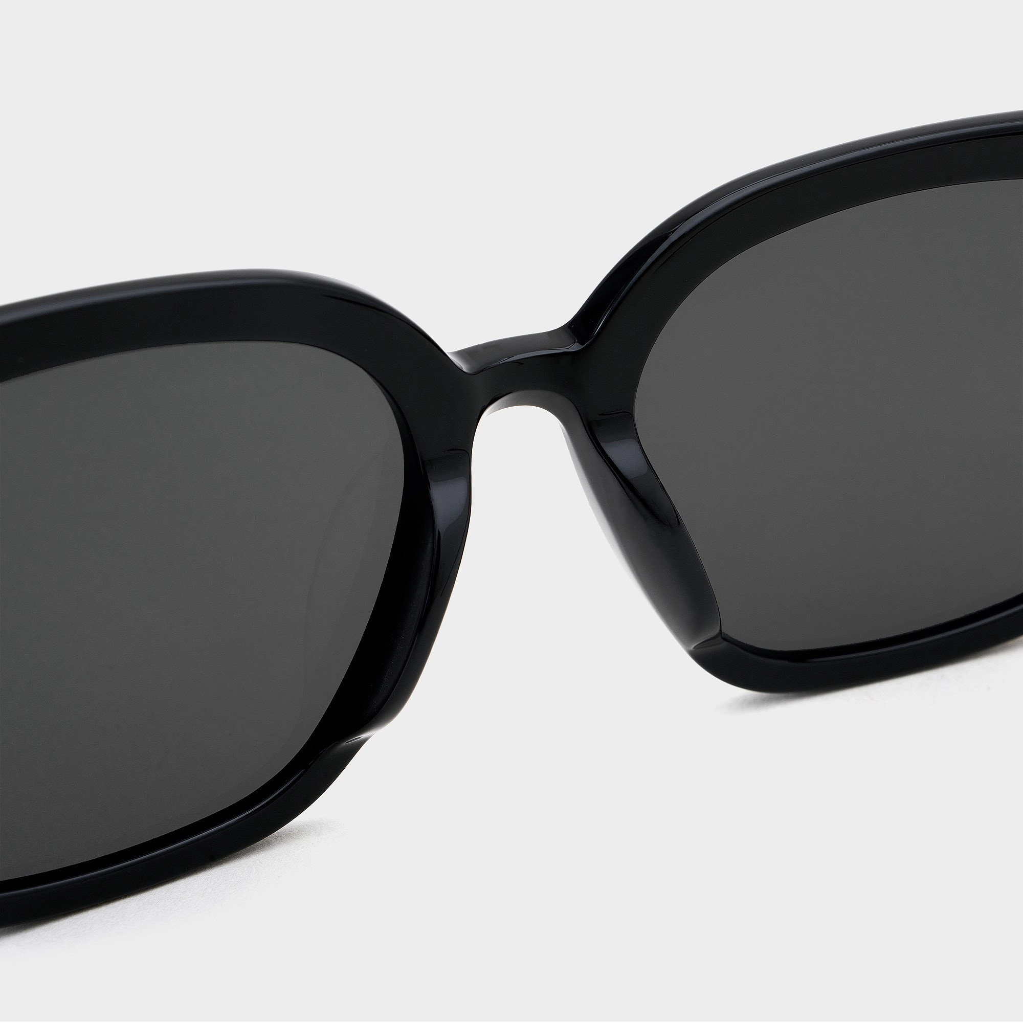 Mắt kính Gentle Monster New Her 01 Classic Square Sunglasses With a Black Acetate Frame 20