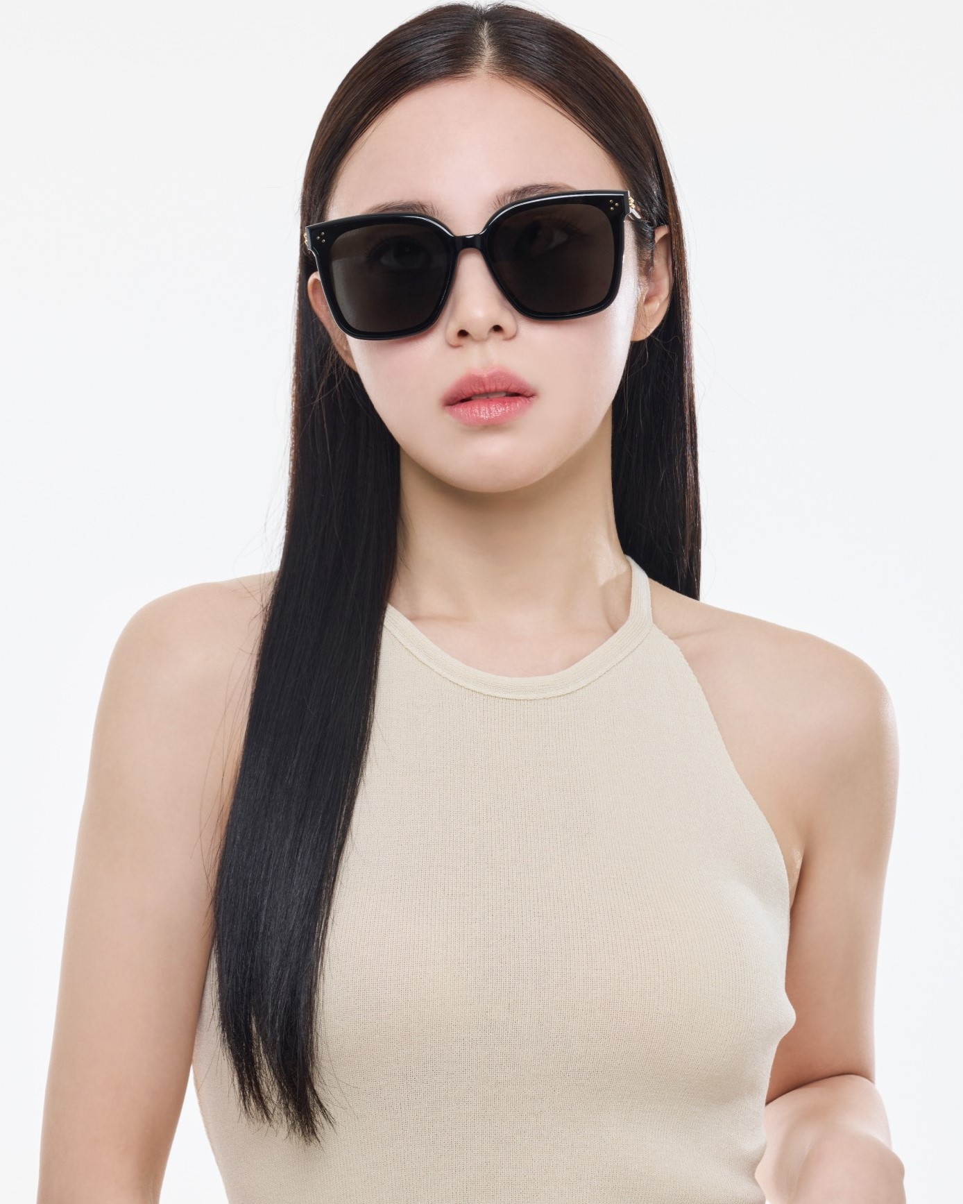Mắt kính Gentle Monster New Her 01 Classic Square Sunglasses With a Black Acetate Frame 21