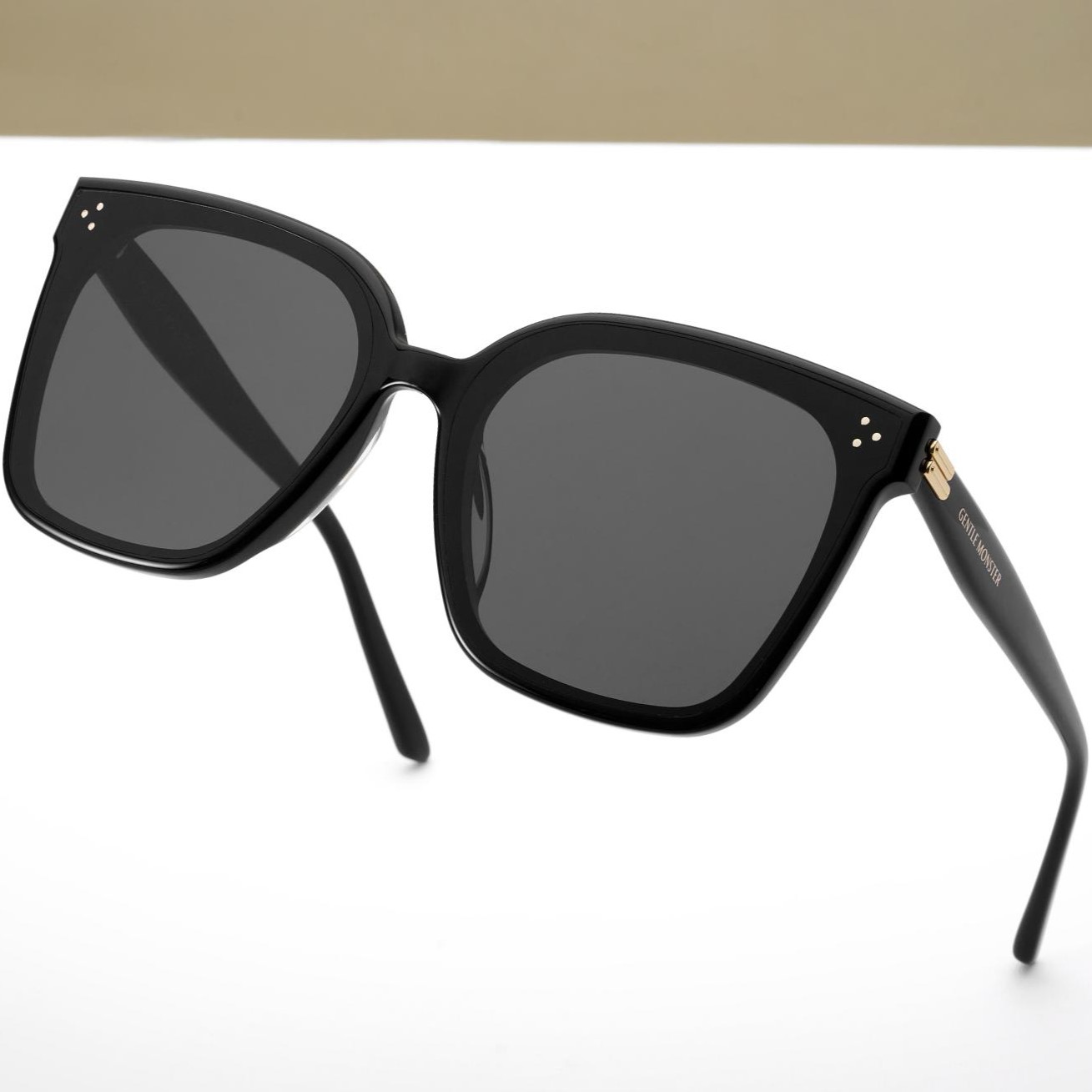 Mắt kính Gentle Monster New Her 01 Classic Square Sunglasses With a Black Acetate Frame 19
