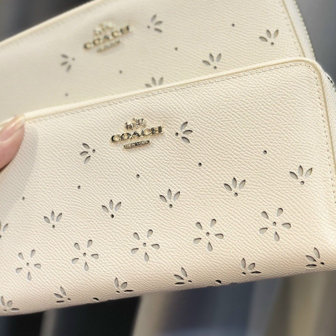 VÍ NỮ COACH ACCORDION ZIP WALLET WITH PERFORATED FLORAL 9