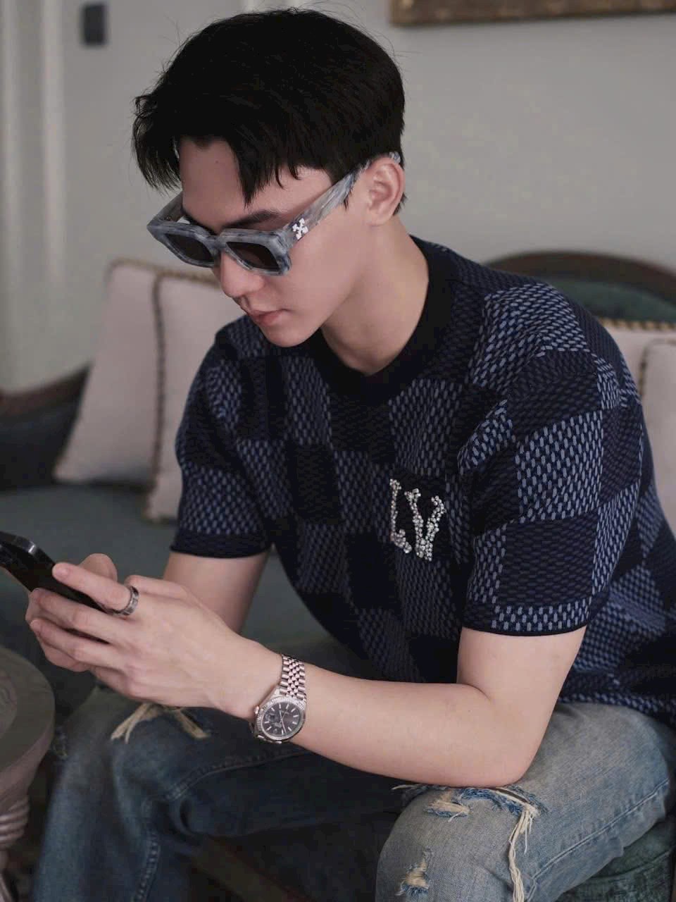 Áo thun nam xanh dương LV Louis Vuitton Damier Short Sleeved Crewneck With LV Crystal Patch 1AGHTG 6