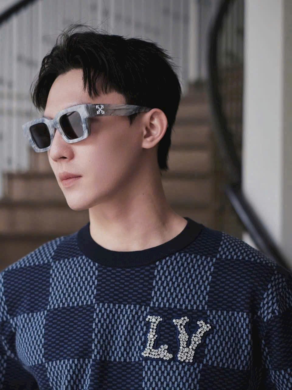 Áo thun nam xanh dương LV Louis Vuitton Damier Short Sleeved Crewneck With LV Crystal Patch 1AGHTG 7