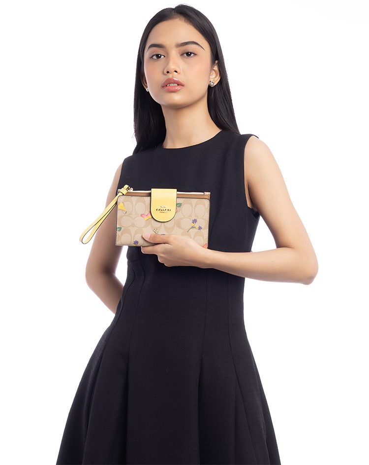 Ví cầm tay điện thoại Coach Phone Wallet In Signature Canvas With Dreamy Veggie Print C8751 1