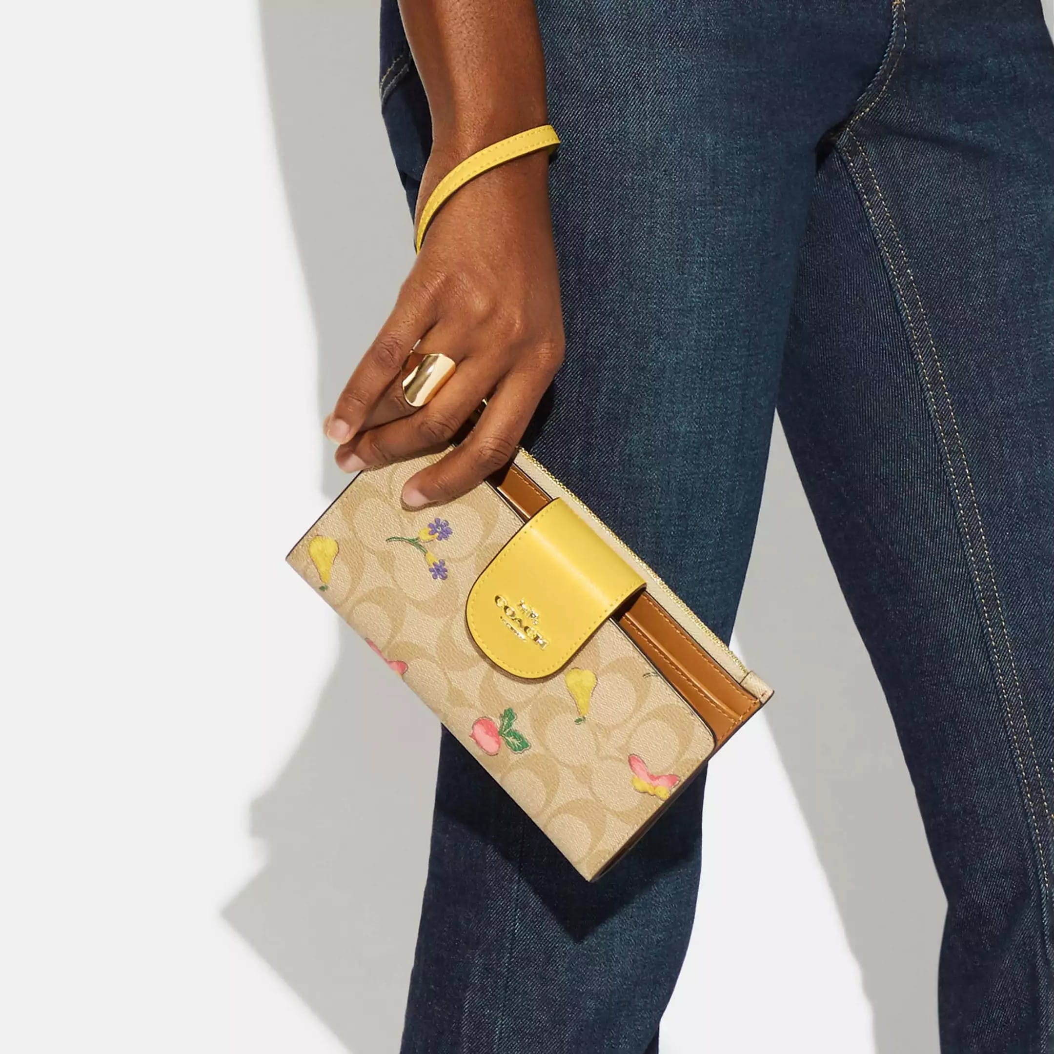 Ví cầm tay điện thoại Coach Phone Wallet In Signature Canvas With Dreamy Veggie Print C8751 2