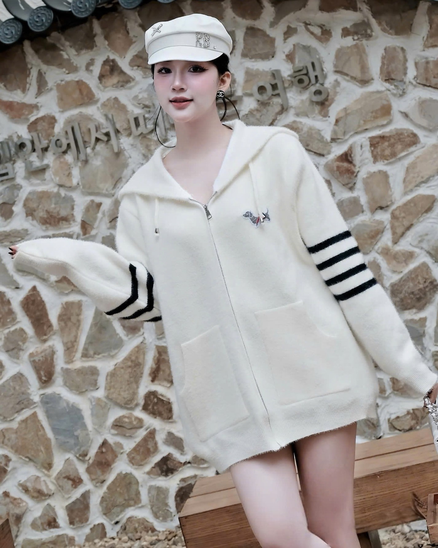 Áo khoác len nữ trắng đen Thom Browne 9