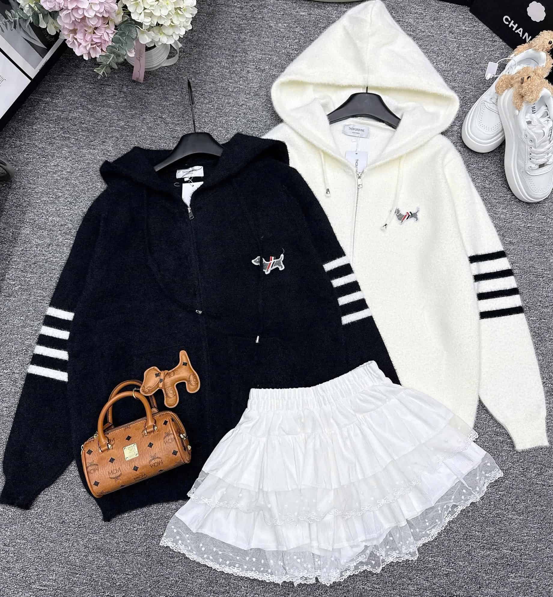 Áo khoác len nữ trắng đen Thom Browne 12
