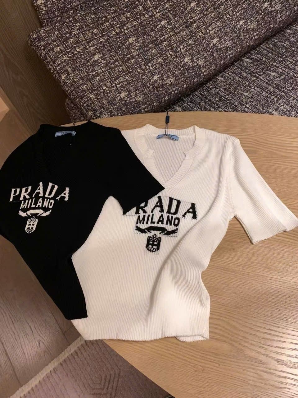 Combo áo thun tay lỡ váy xếp ly Prada 2