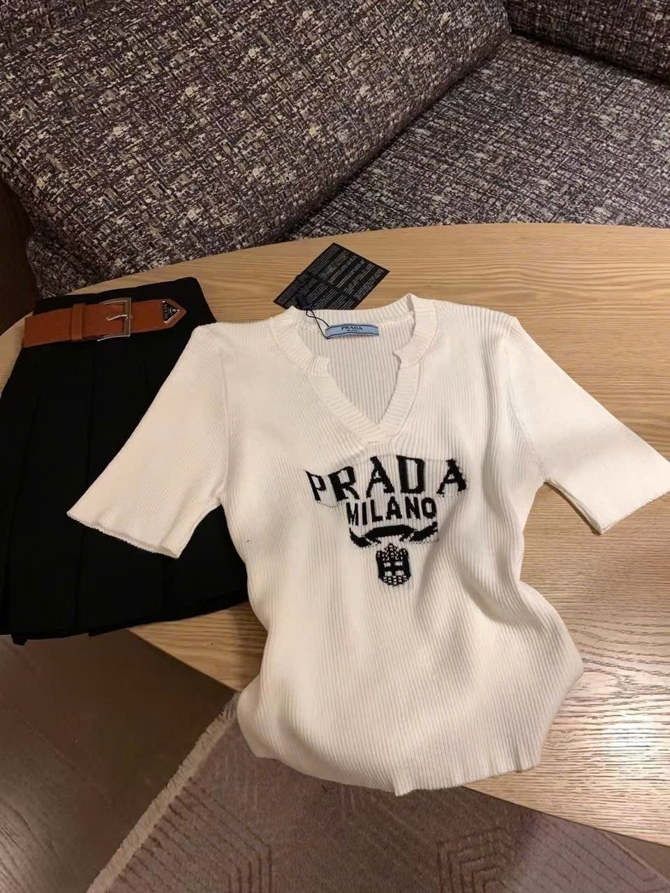 Combo áo thun tay lỡ váy xếp ly Prada 3