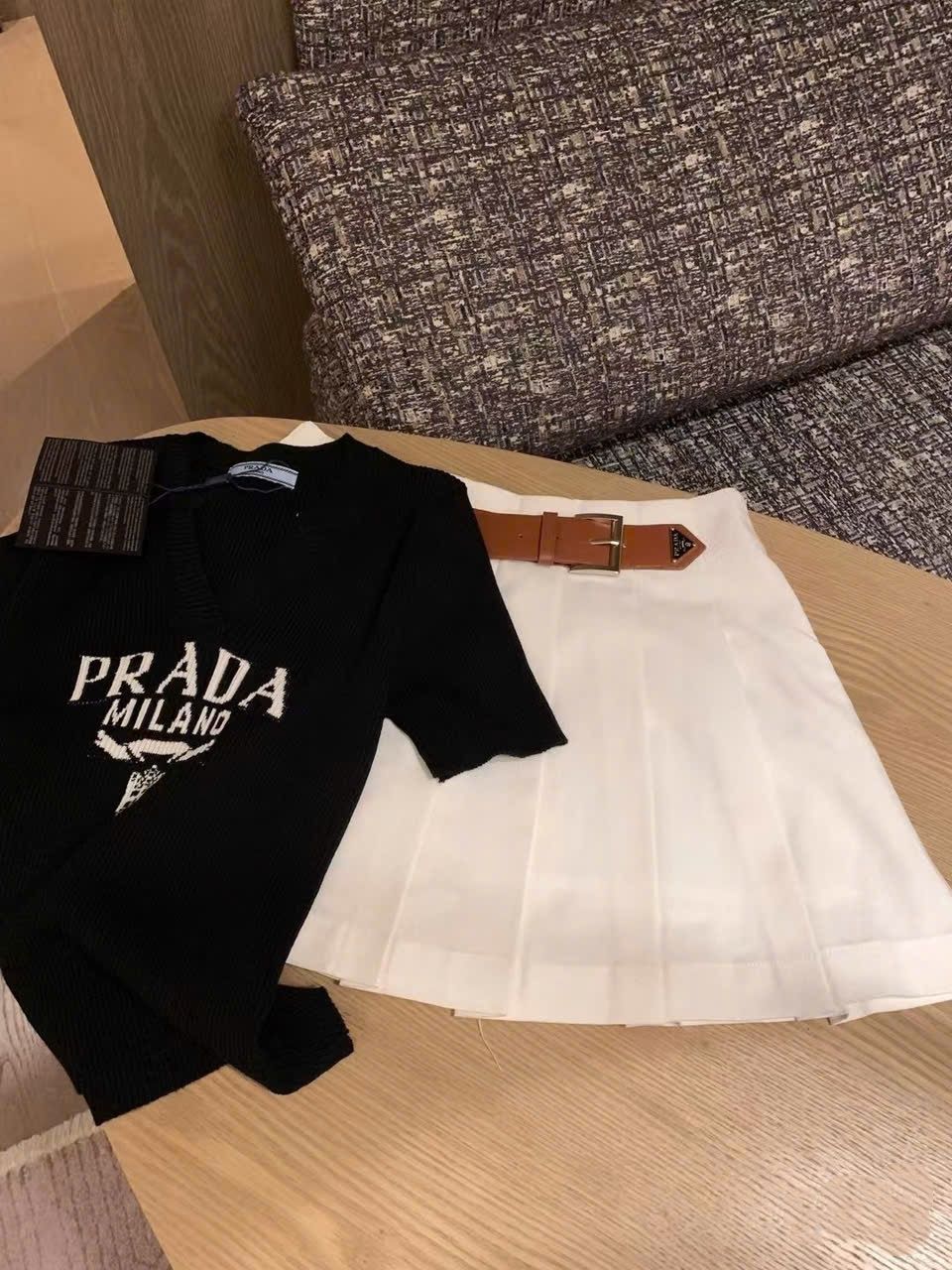 Combo áo thun tay lỡ váy xếp ly Prada 1