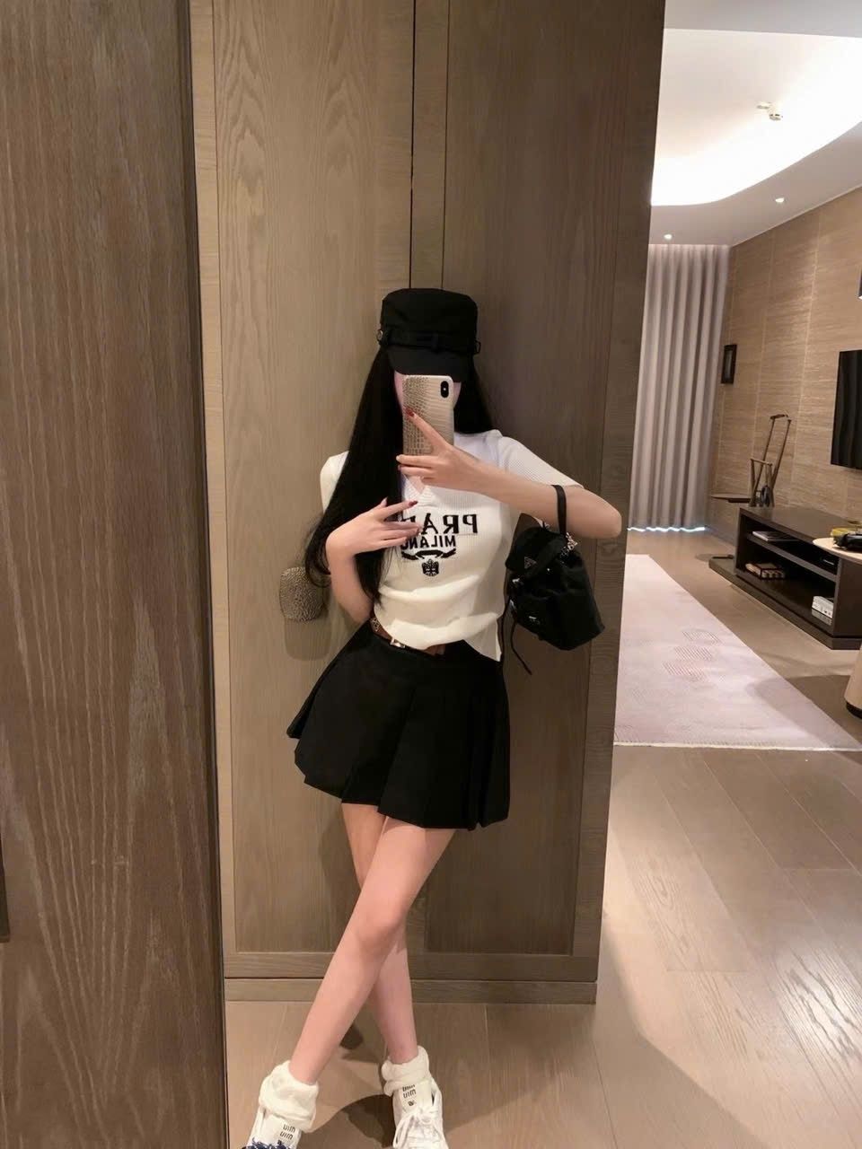 Combo áo thun tay lỡ váy xếp ly Prada 4