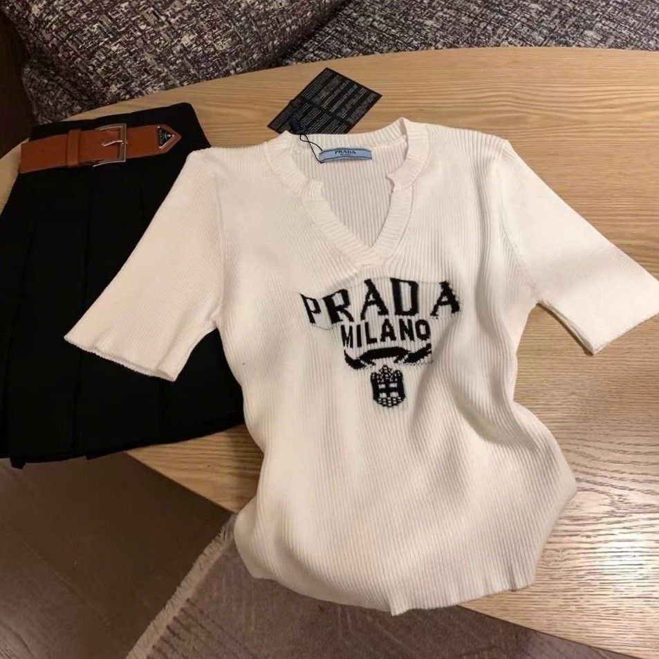Combo áo thun tay lỡ váy xếp ly Prada 5