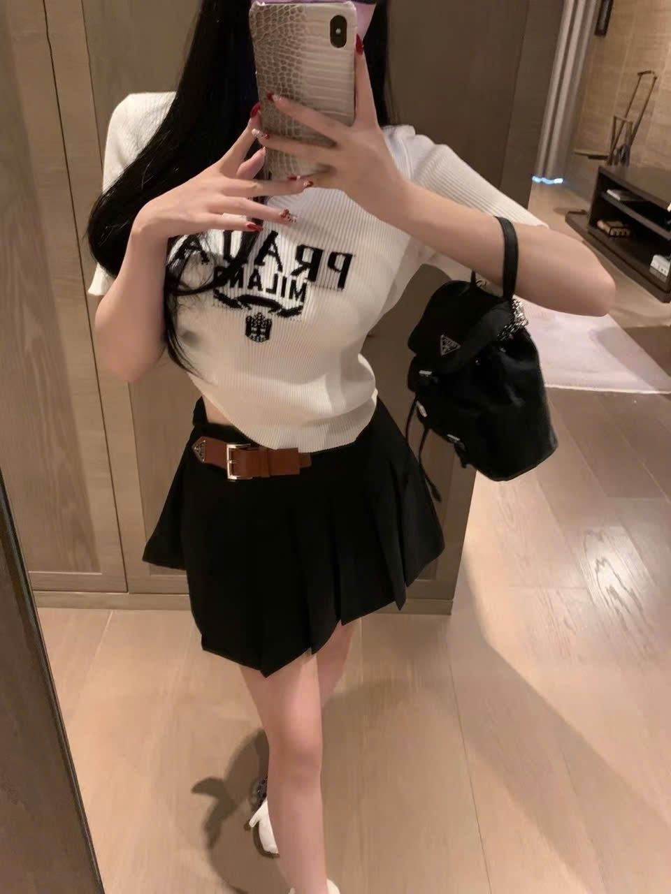 Combo áo thun tay lỡ váy xếp ly Prada 6