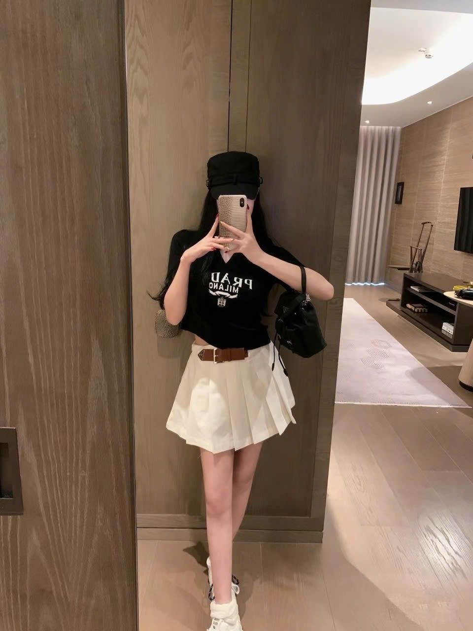Combo áo thun tay lỡ váy xếp ly Prada 7