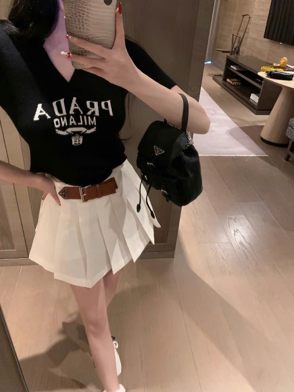 Combo áo thun tay lỡ váy xếp ly Prada 8