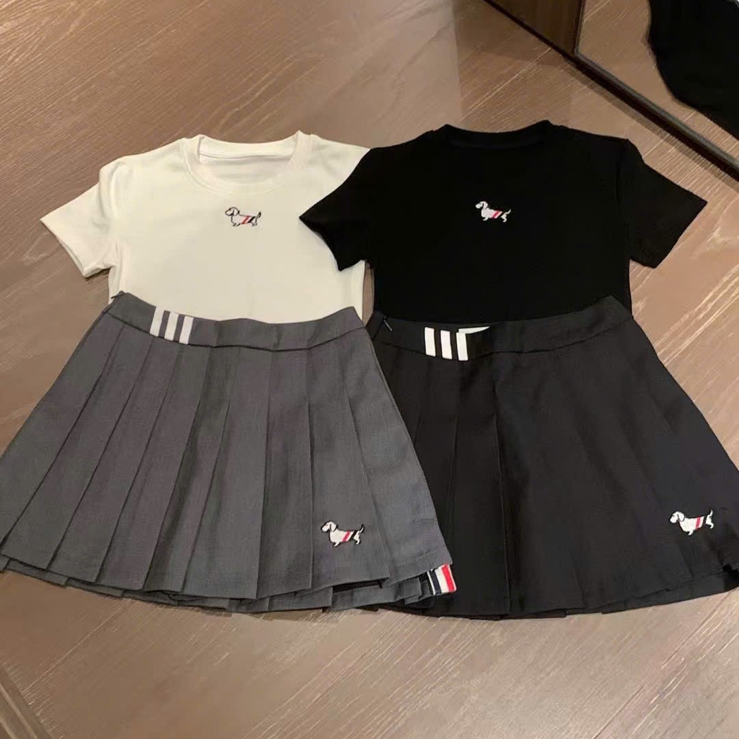 Combo áo thun váy xếp ly ngắn Thom browne 2