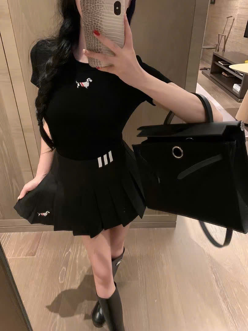 Combo áo thun váy xếp ly ngắn Thom browne 6