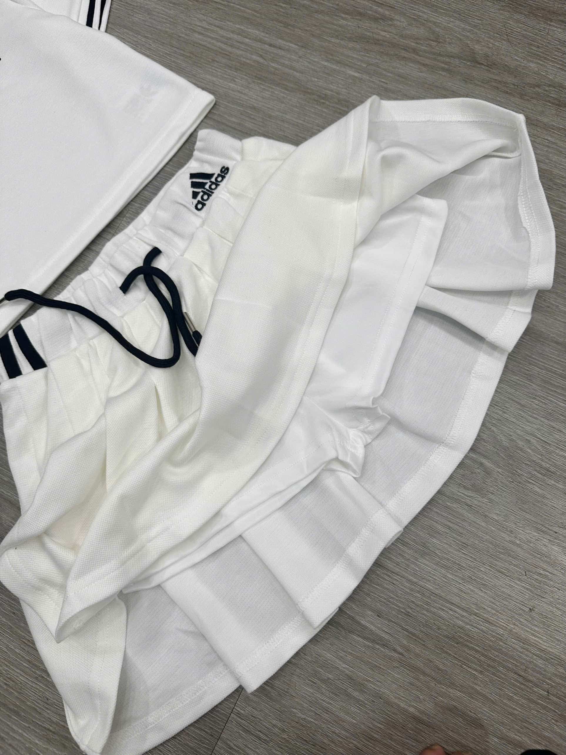 Combo áo thun váy xếp ly trắng Adidas 10
