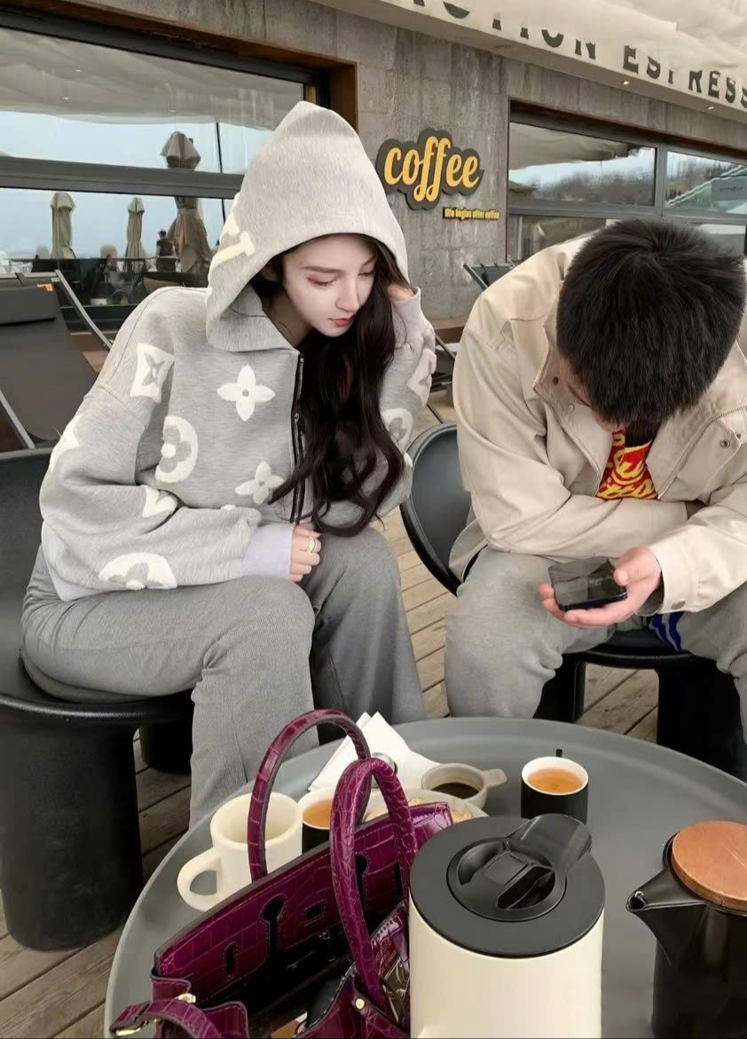 Áo khoác nữ xám LV họa tiết nổi 2