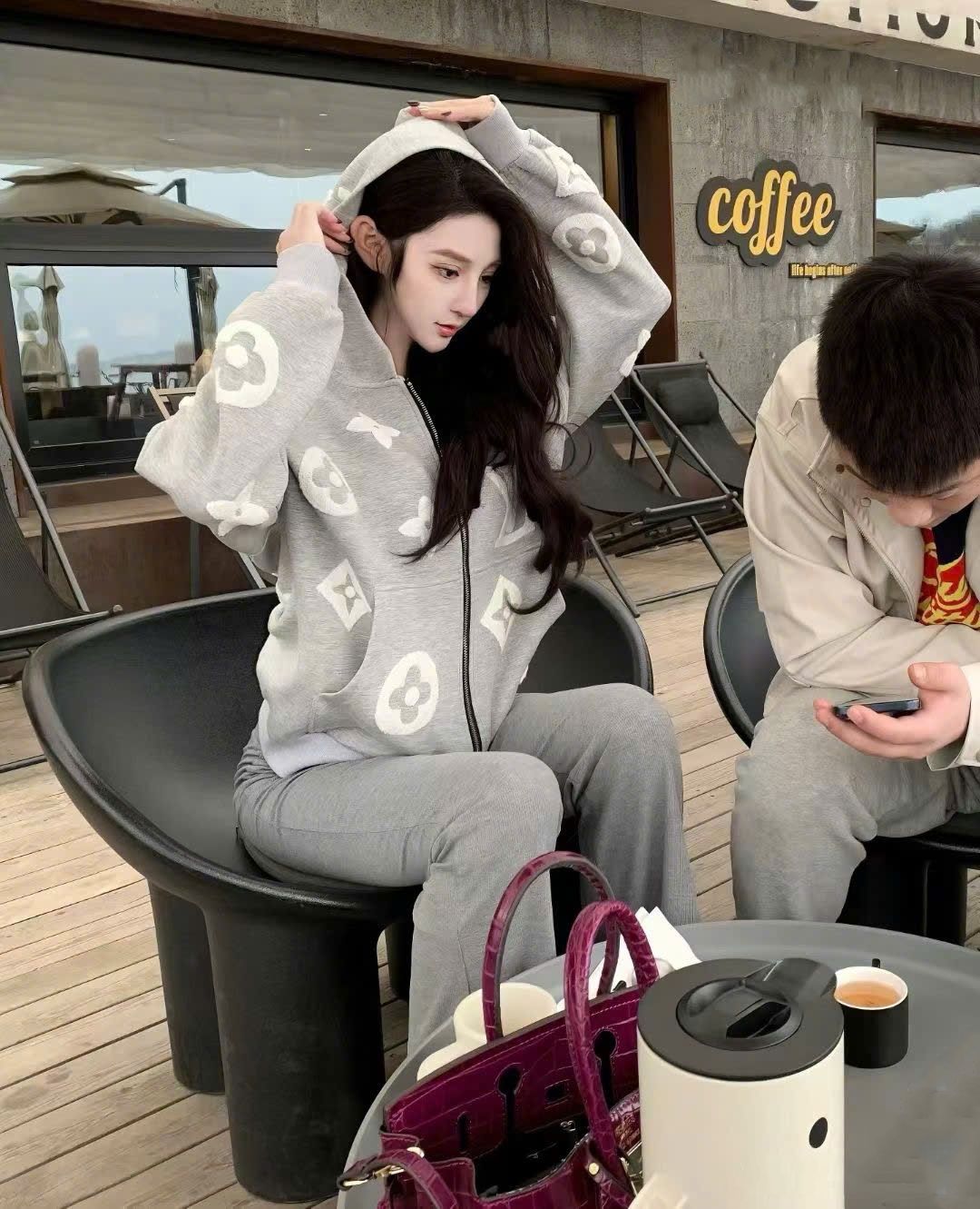 Áo khoác nữ xám LV họa tiết nổi 4