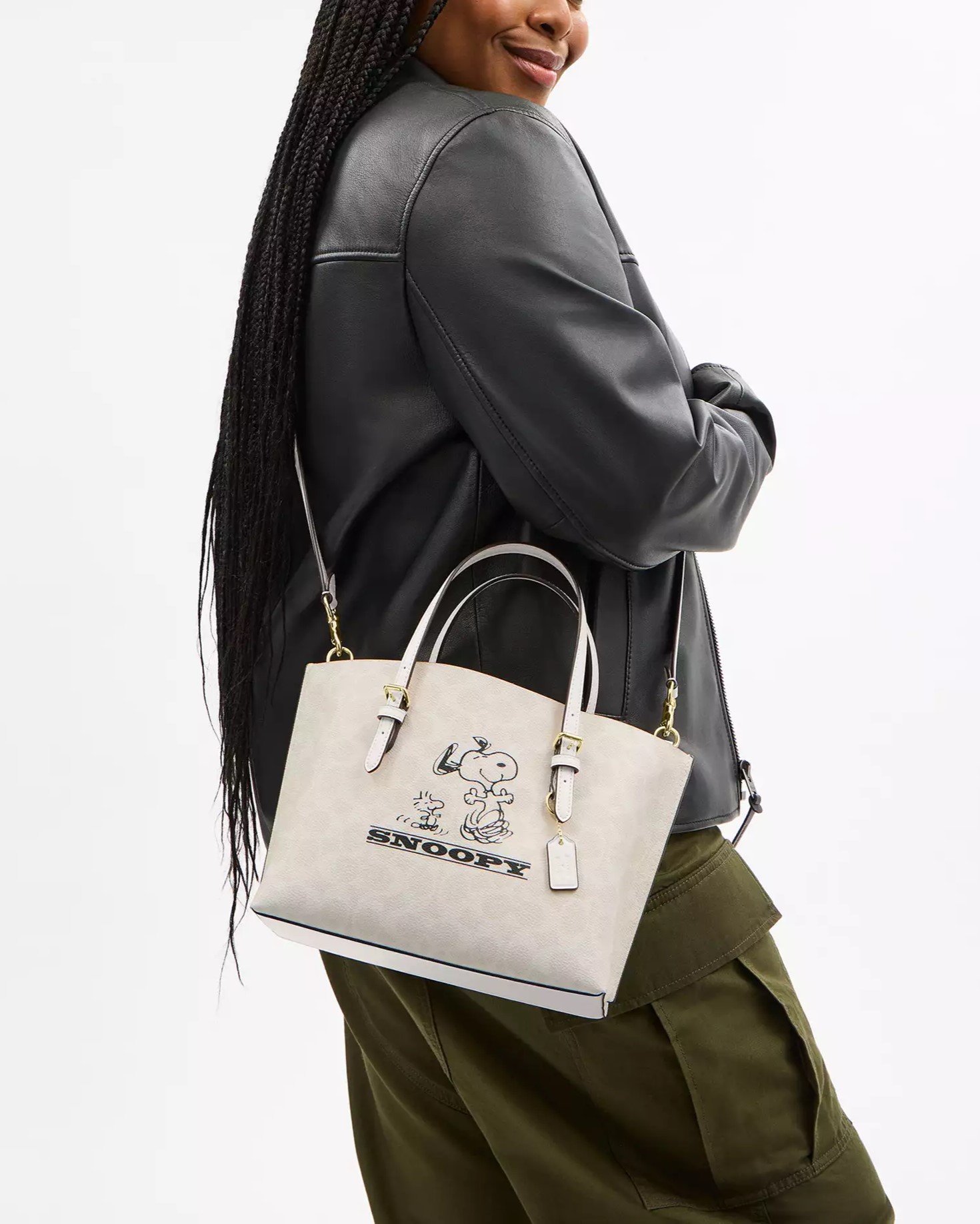 Túi đeo chéo Coach x Peanuts Molly Tote Bag 25 Snoopy Signature Canvas CBJ87 1