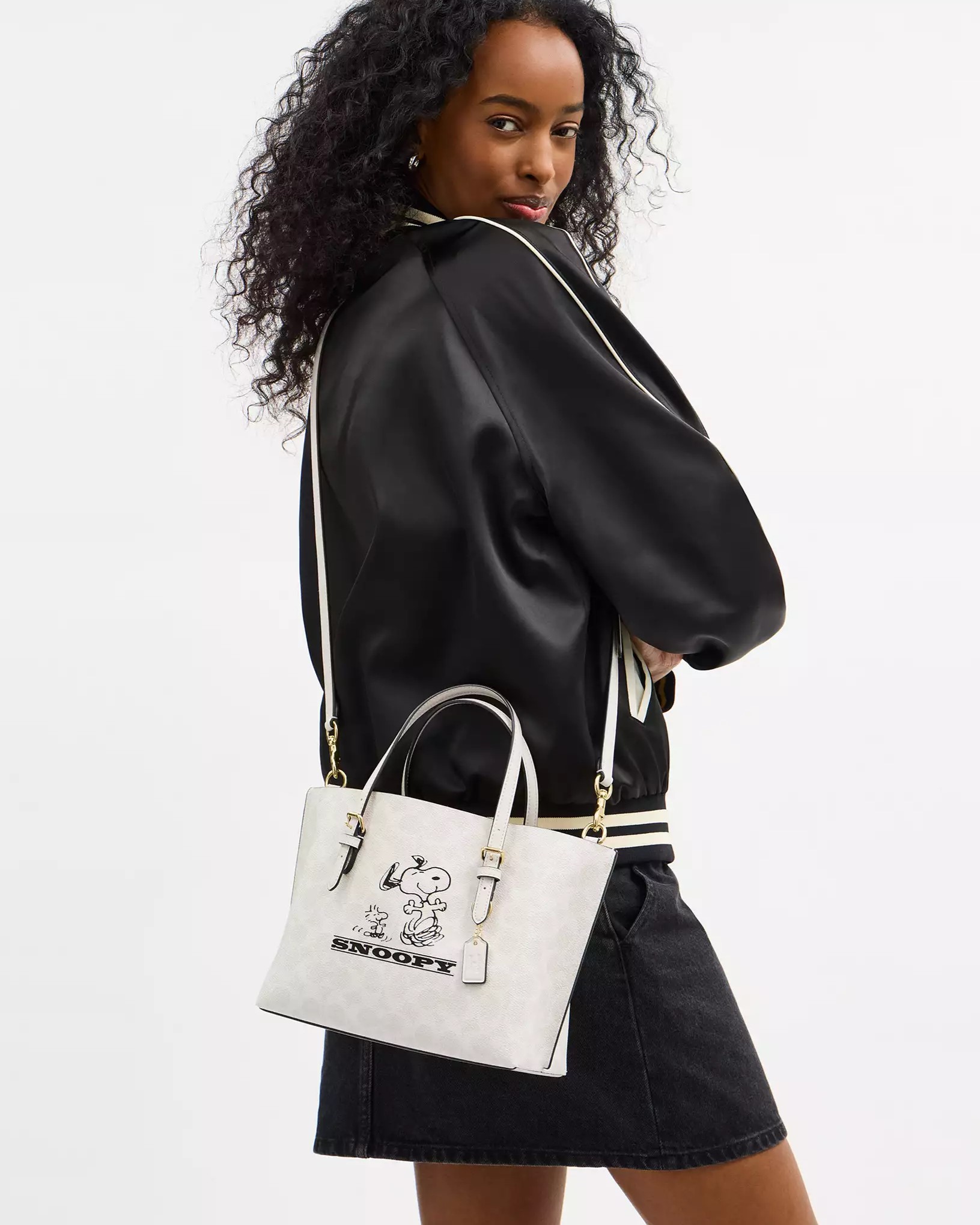 Túi đeo chéo Coach x Peanuts Molly Tote Bag 25 Snoopy Signature Canvas CBJ87 5