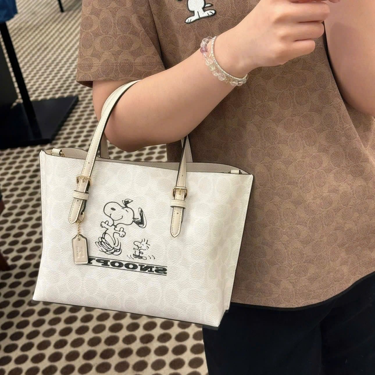 Túi đeo chéo Coach x Peanuts Molly Tote Bag 25 Snoopy Signature Canvas CBJ87 7