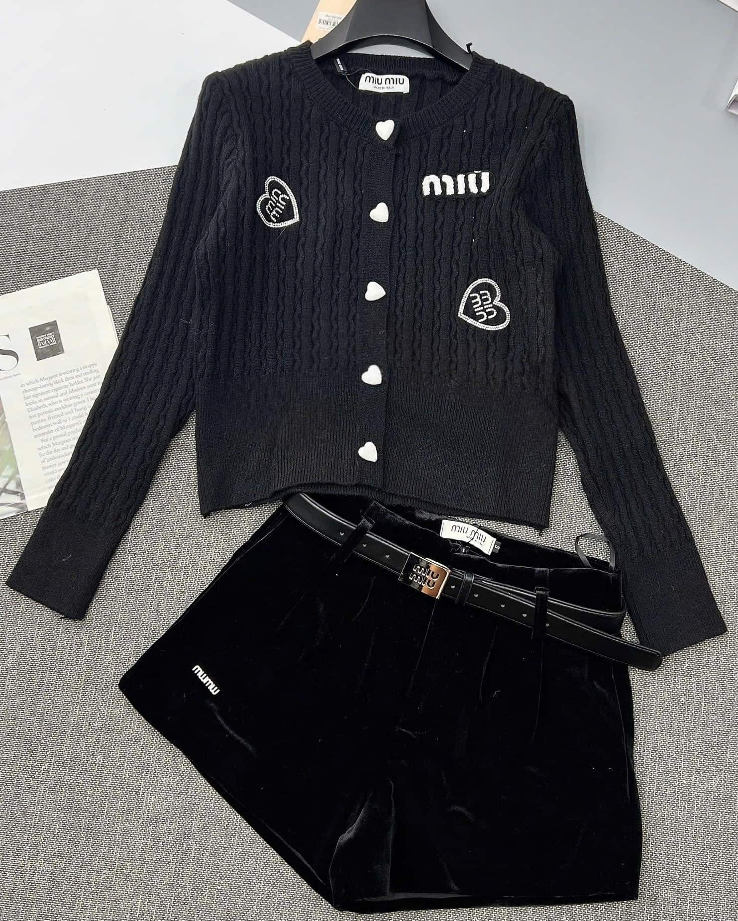 Áo nữ len tay dài trắng đen cúc tim Miu Miu 1