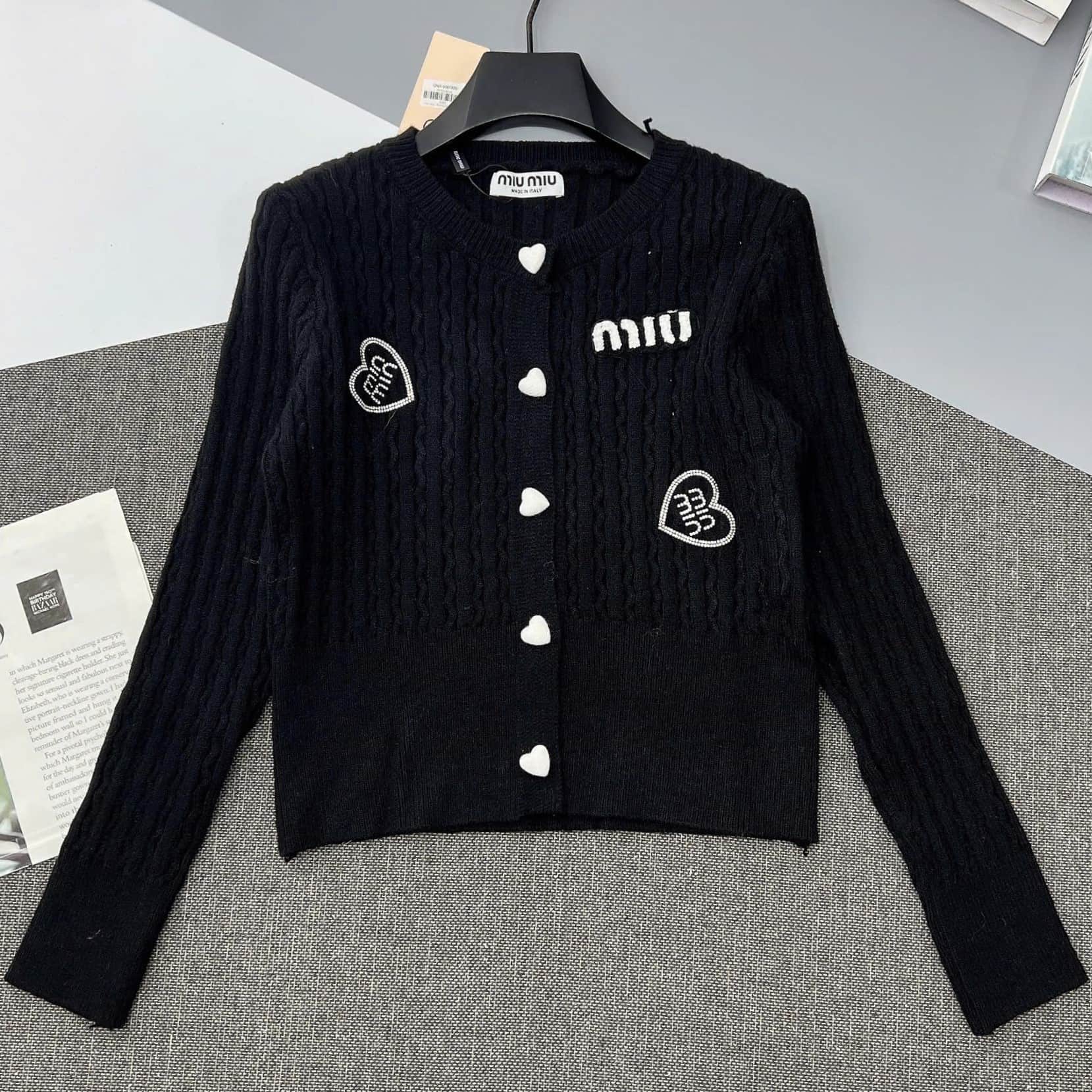 Áo nữ len tay dài trắng đen cúc tim Miu Miu 2