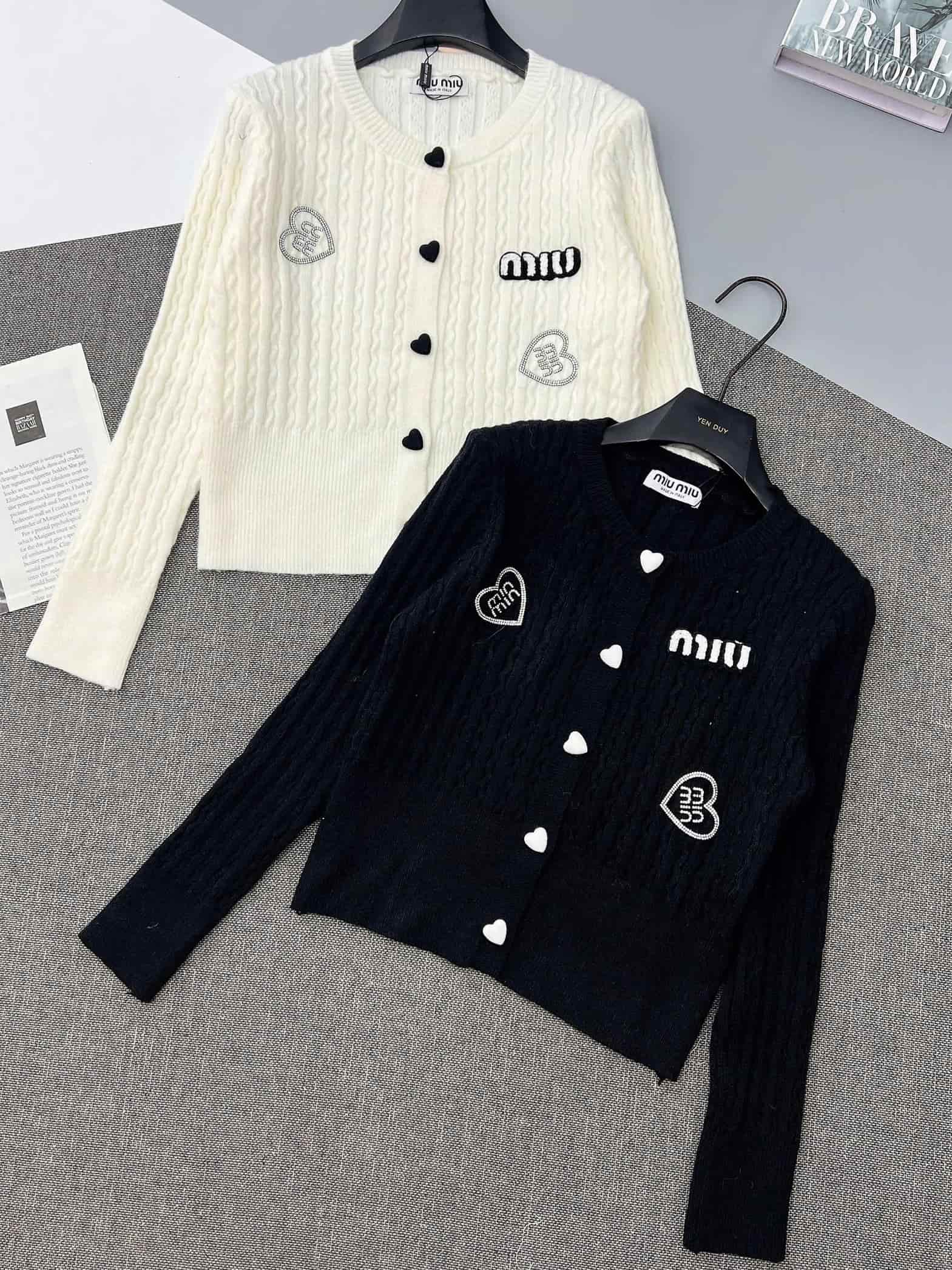 Áo nữ len tay dài trắng đen cúc tim Miu Miu 3